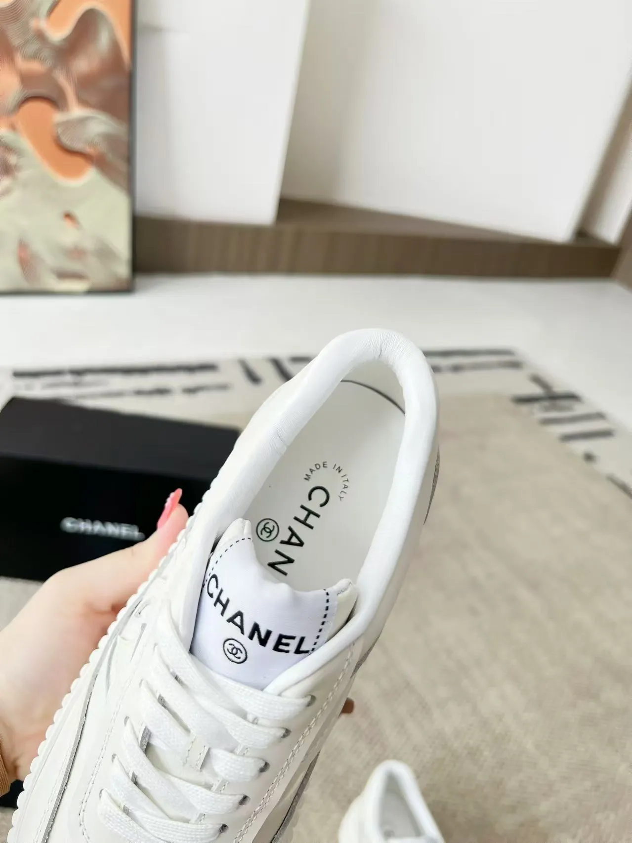 👟👟Ex-factory price 520👟👟 Thick-soled Chanel Chanel 24SF latest model full leather panda color white shoes casual sports shoes skateboard shoes original purchase and development production Xiaoxiang C Home Another super popular item in the counter, loved by Internet celebrity bloggers and sisters, and various praises on social platforms. It is extremely popular, has a high texture, is breathable and super spring and summer. Seeing this issue always arouses the inner desire of girls for fashion. The latest suede material, classic black and white color, full of fashionable feeling on the feet and easy to care for. Fabric: Original customized imported cowhide material. Lining: Customized soft sheepskin lining. Sole: Original molded TPU non-slip outsole. Bottom thickness: 4CM. Size: Women's size 35-40 (custom-made sizes 40 are non-refundable)